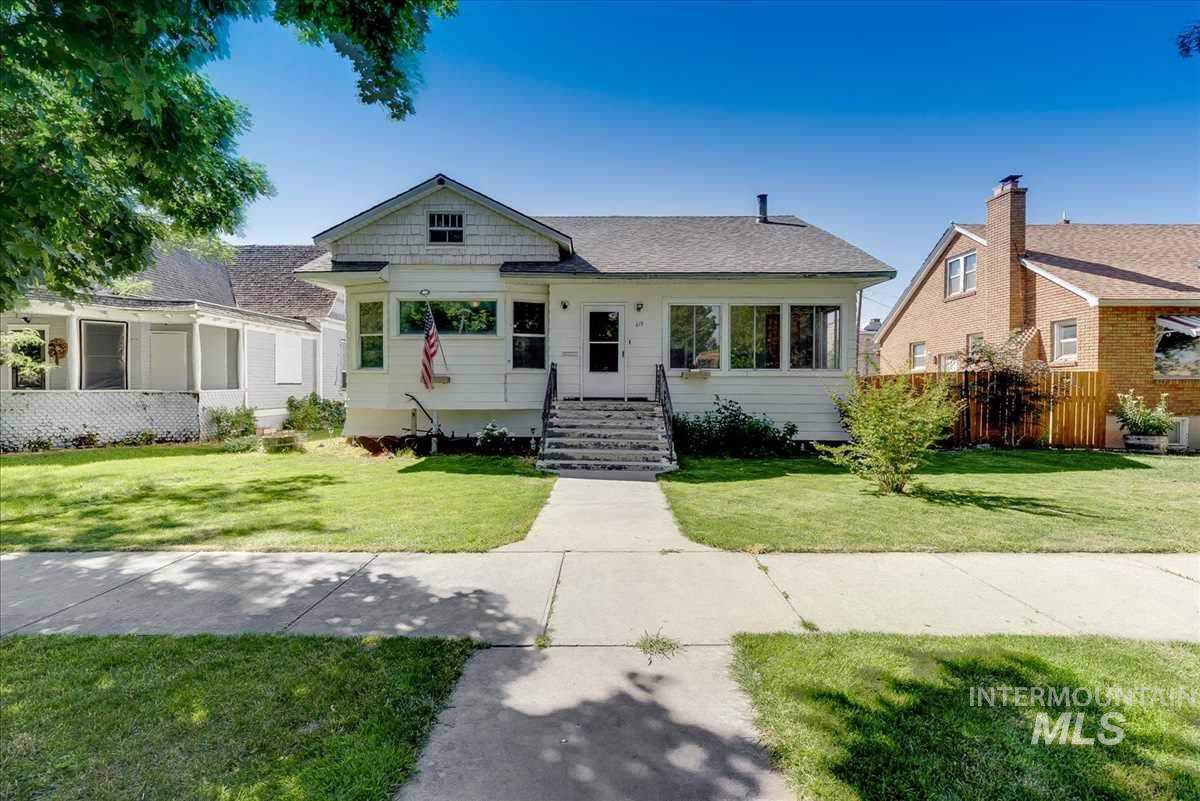 415 13th Ave S - Photo 1