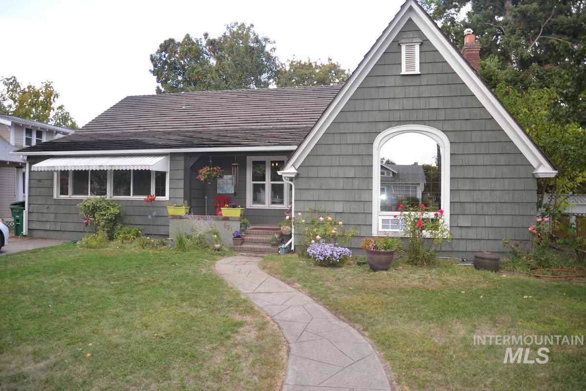 631 7th Ave - Photo 1