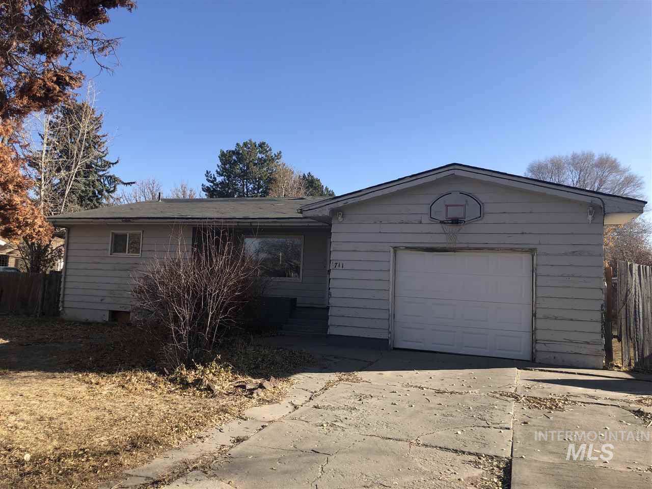 711 Adell Ave. - Photo 1