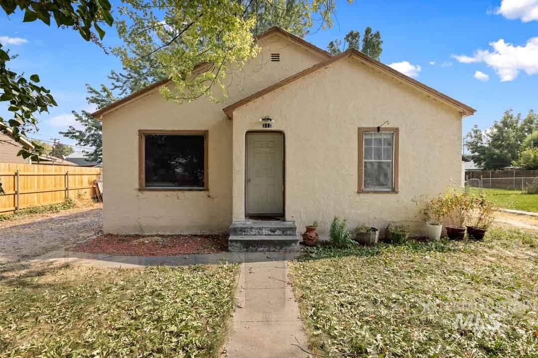 312 Almond St - Photo 1