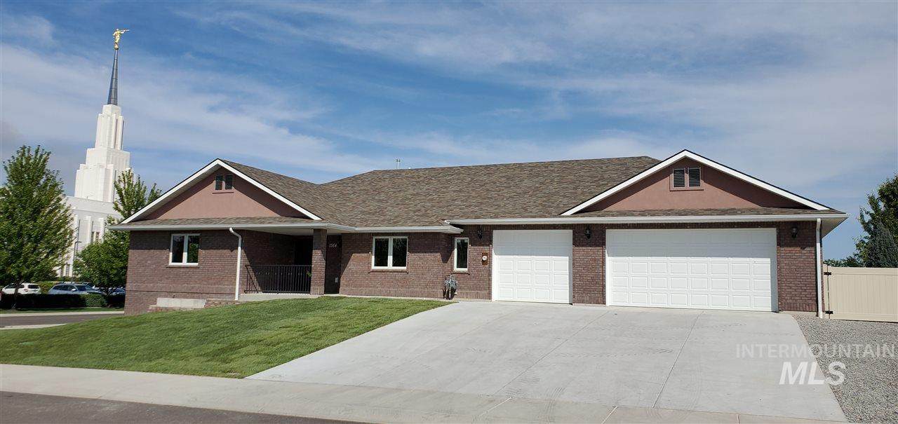 1364 Young Circle - Photo 1