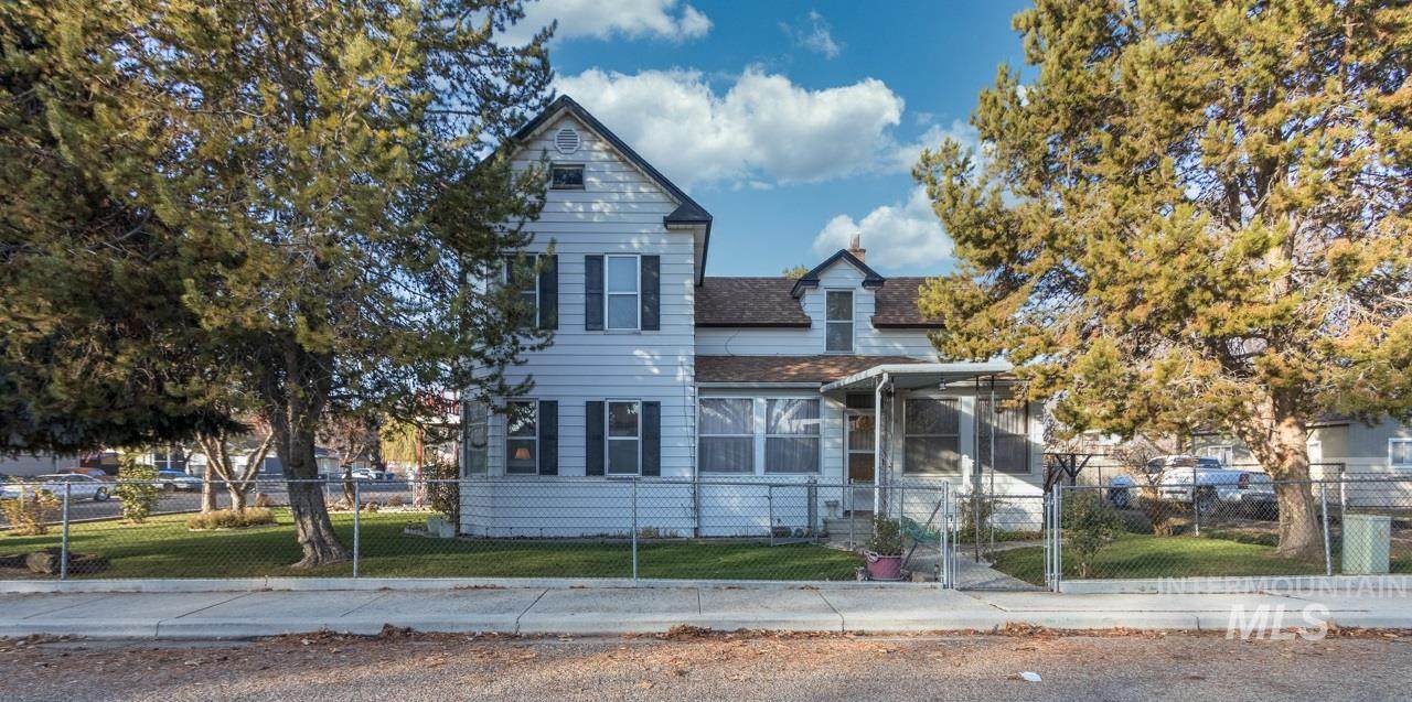 205 Hawthorne Ave - Photo 1