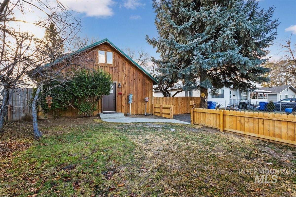 417 4th Avenue West - Photo 1