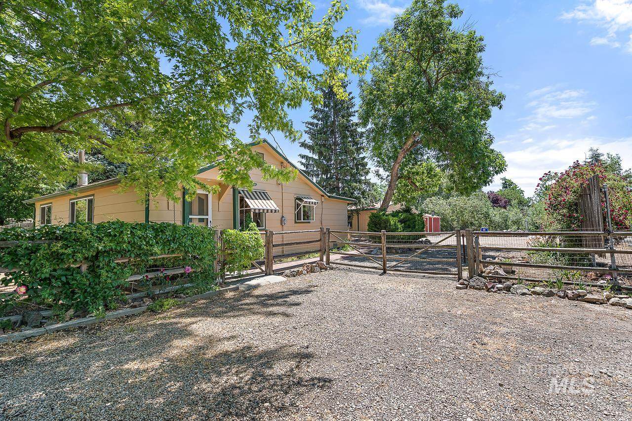 10473 Shields Ave - Photo 1