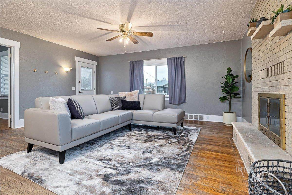 139 W 4th St - Photo 1