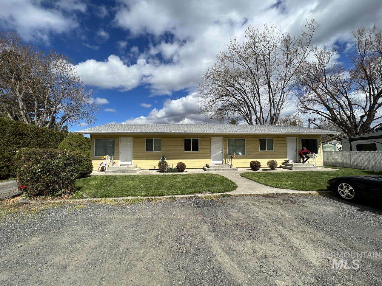 633 Airway Ave - Photo 1