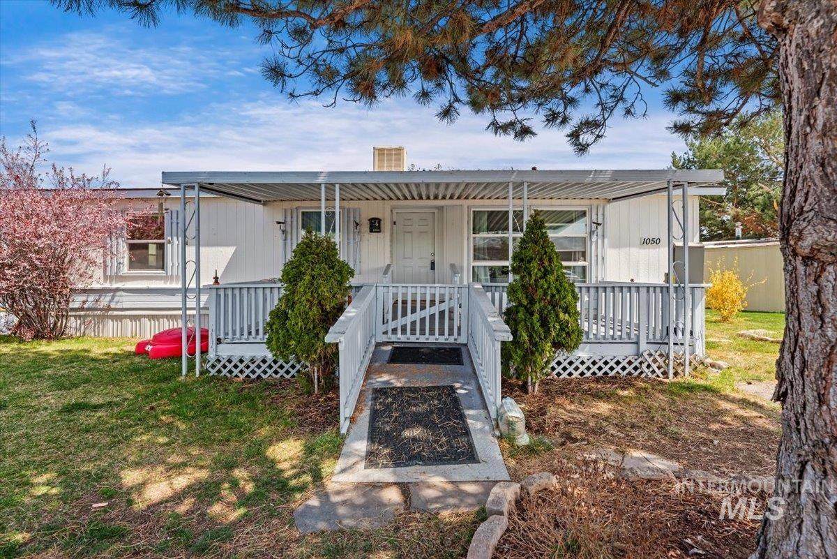 1050 Elk Ln - Photo 1