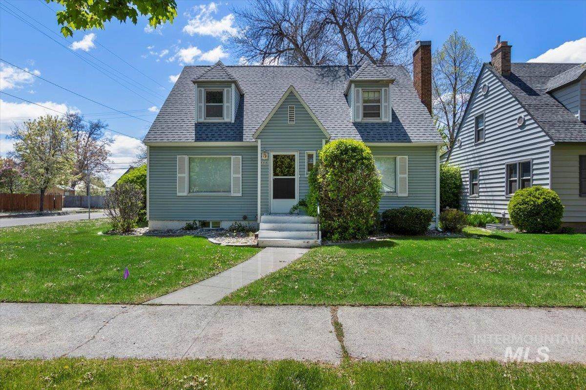 303 8th Ave. N - Photo 1