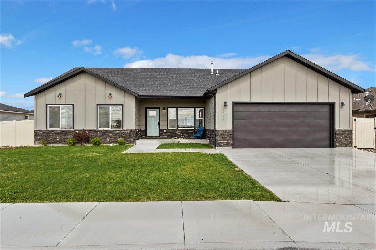 1111 Thunder Mountain St - Photo 1