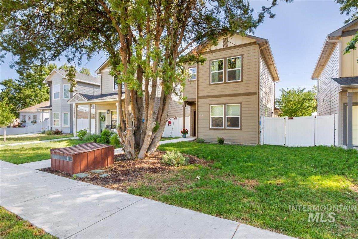 315 Denver St - Photo 1