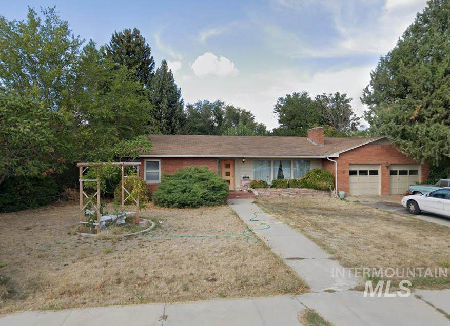 216 Sheridan Ave - Photo 1