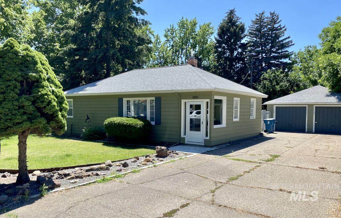 1919 Lansing Ave - Photo 1