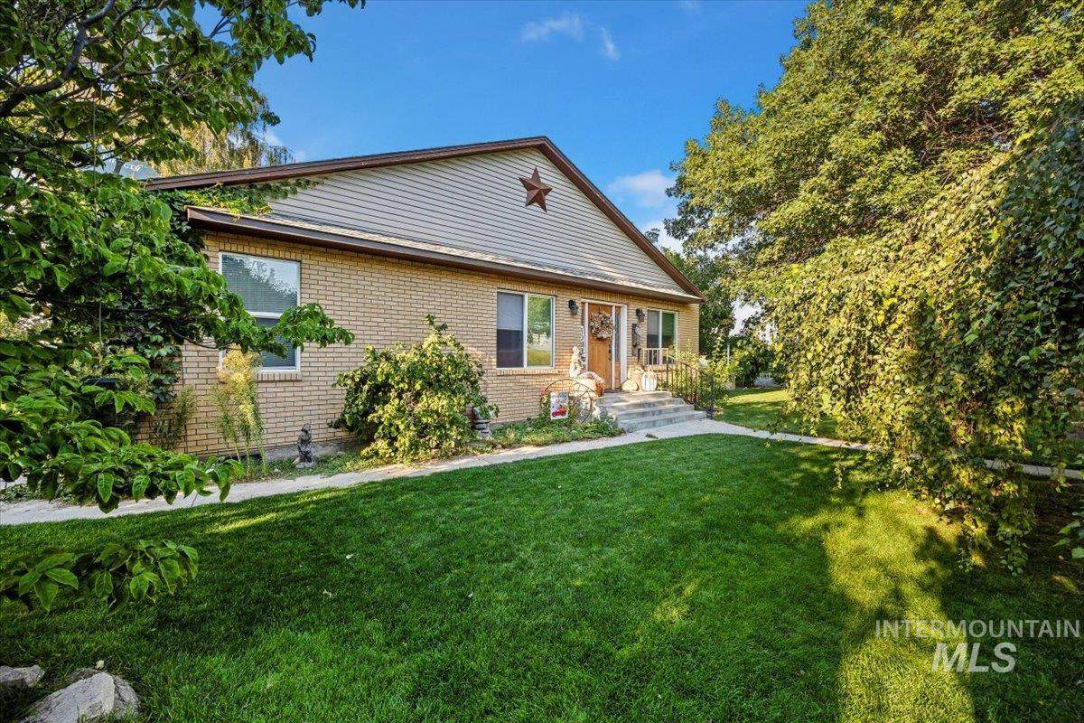 604 6th Ave - Photo 1