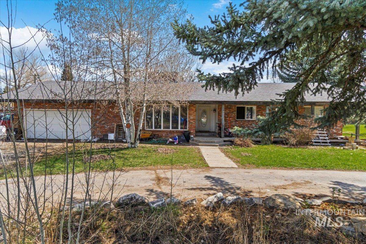 215 Miller Ave - Photo 1