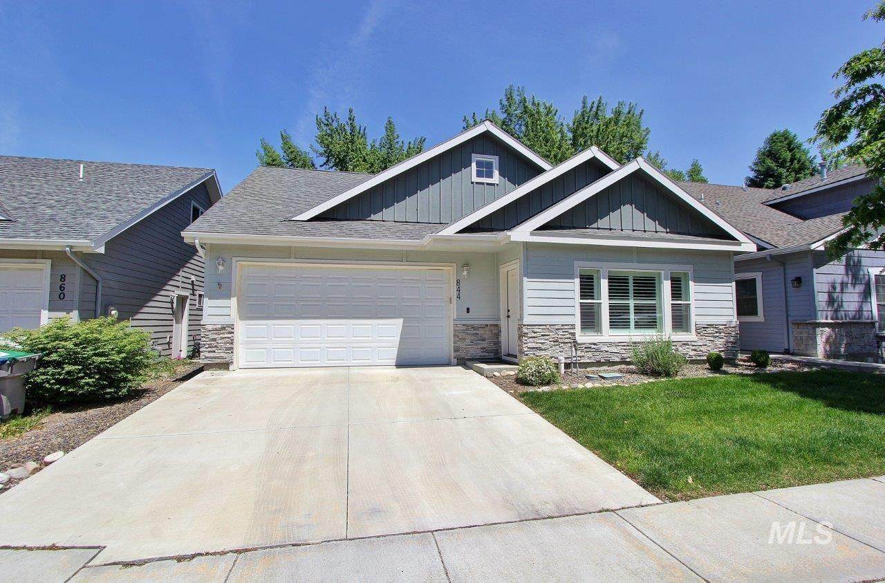 844 Rollins St - Photo 1