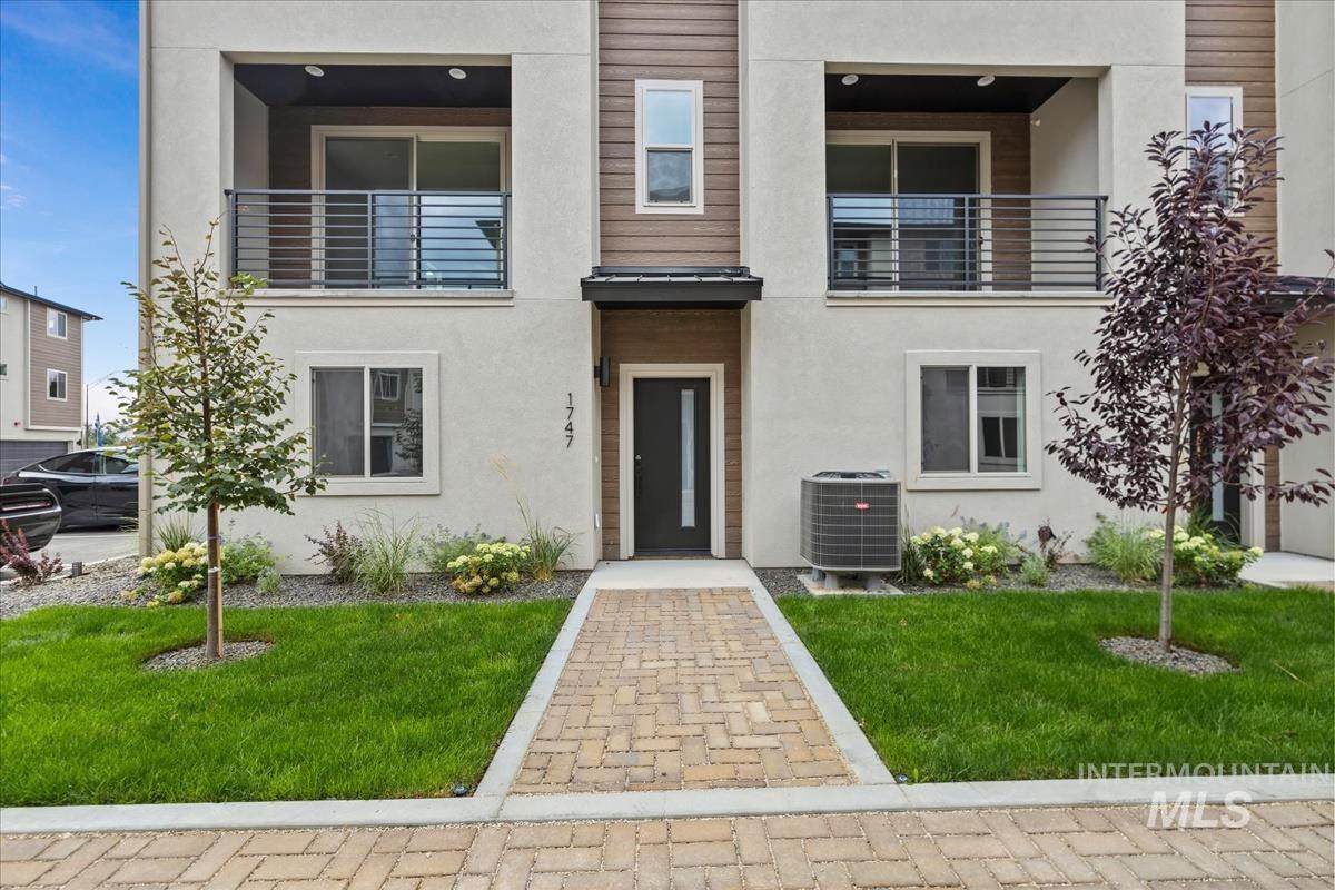 1747 Rock View Ln - Photo 1