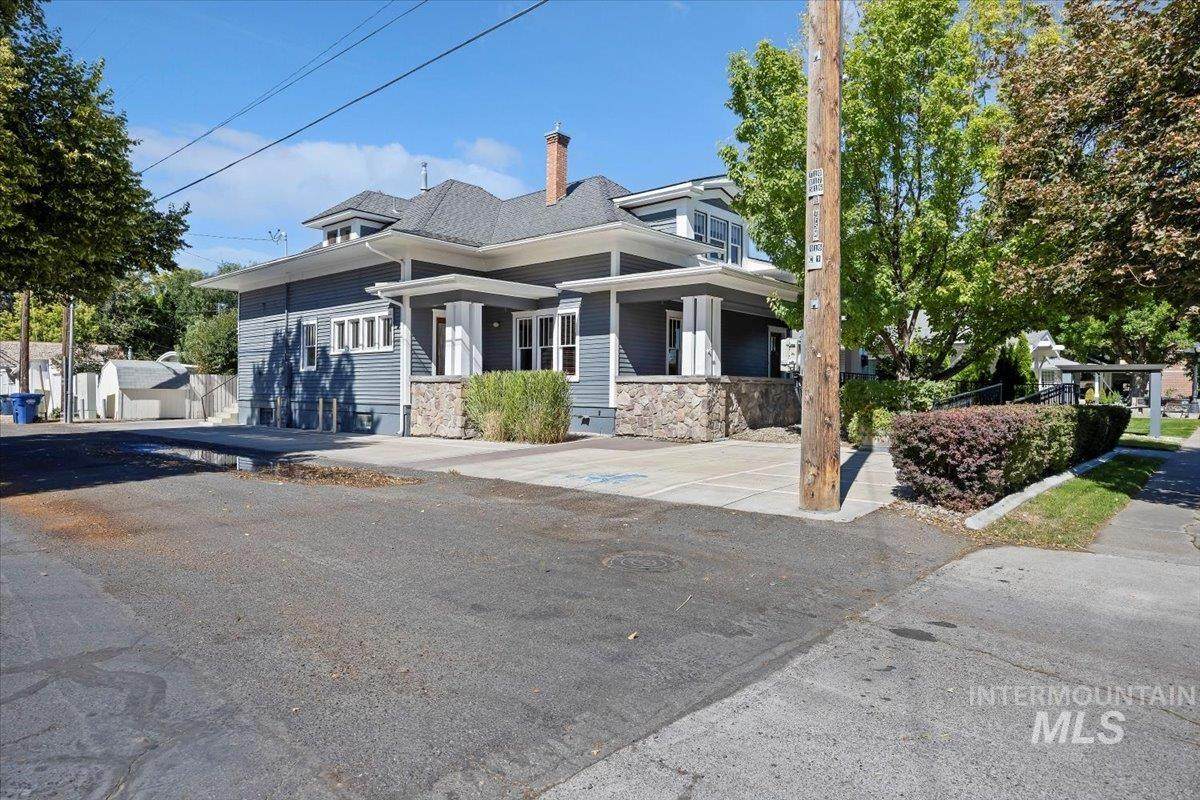 727 Shoshone St N - Photo 1