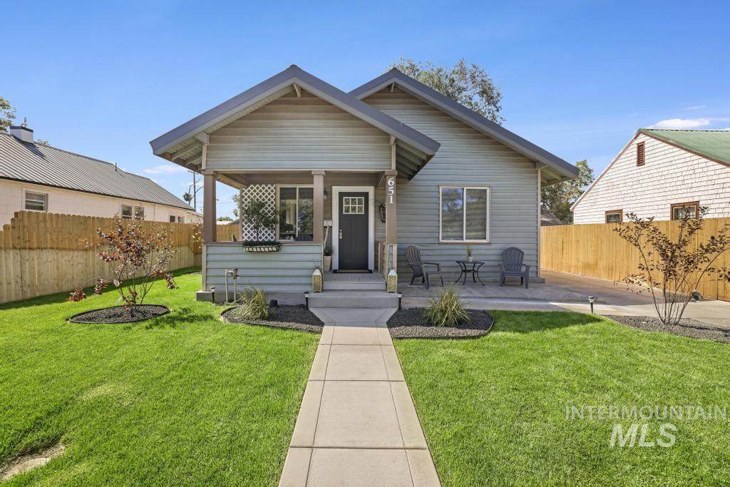 651 2nd Ave W - Photo 1