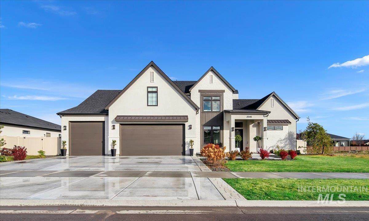 2546 N Heirloom Ave - Photo 1