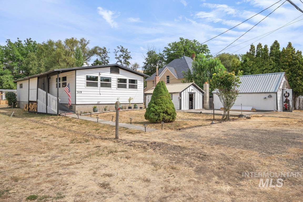 319 Pataha St - Photo 1