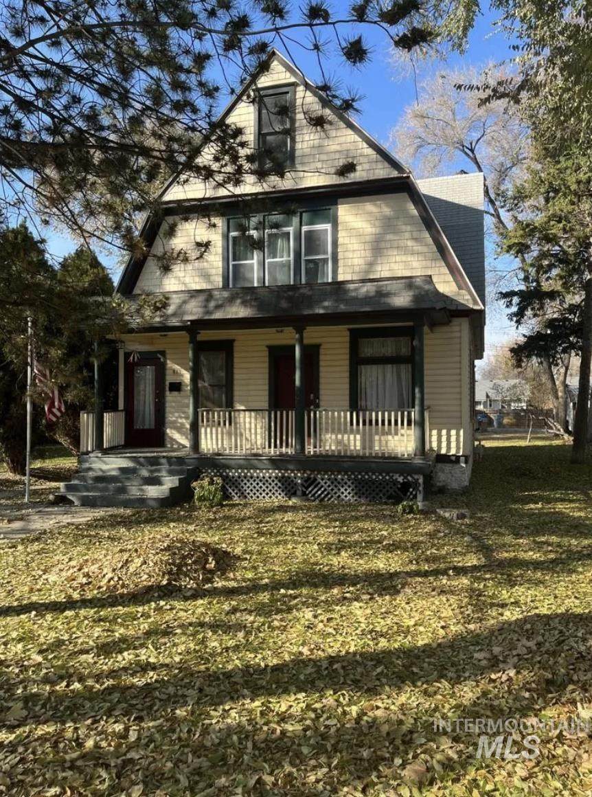 811 11th Ave S - Photo 1