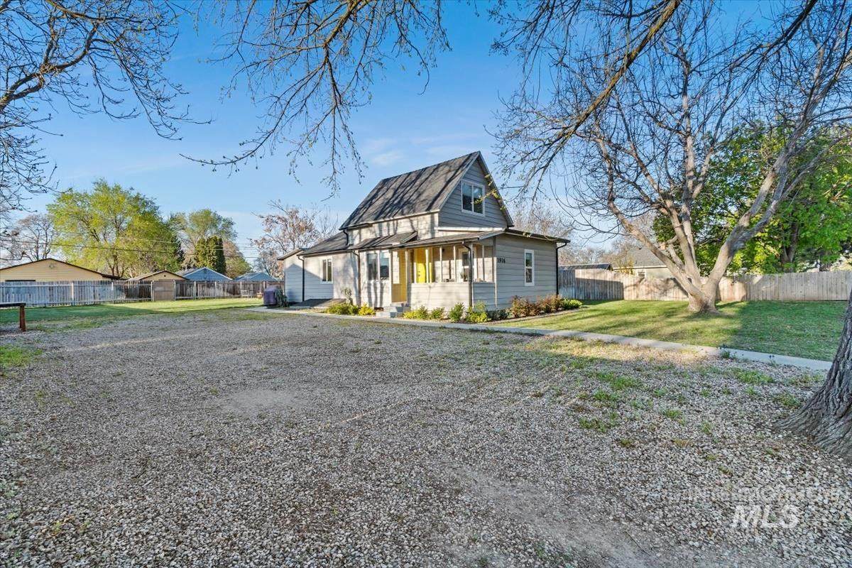 1916 Oak St - Photo 1