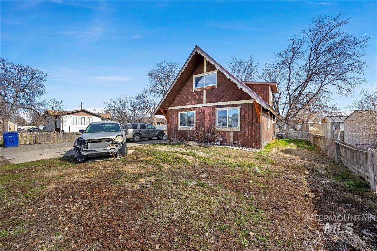 586 Bolton St - Photo 1