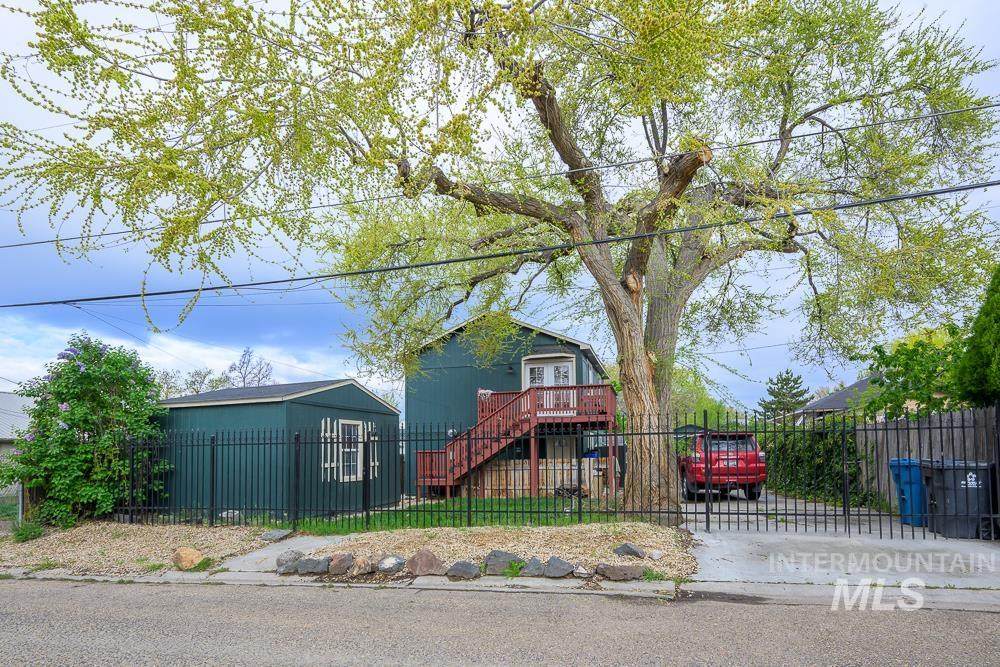 516 18th Ave N - Photo 1