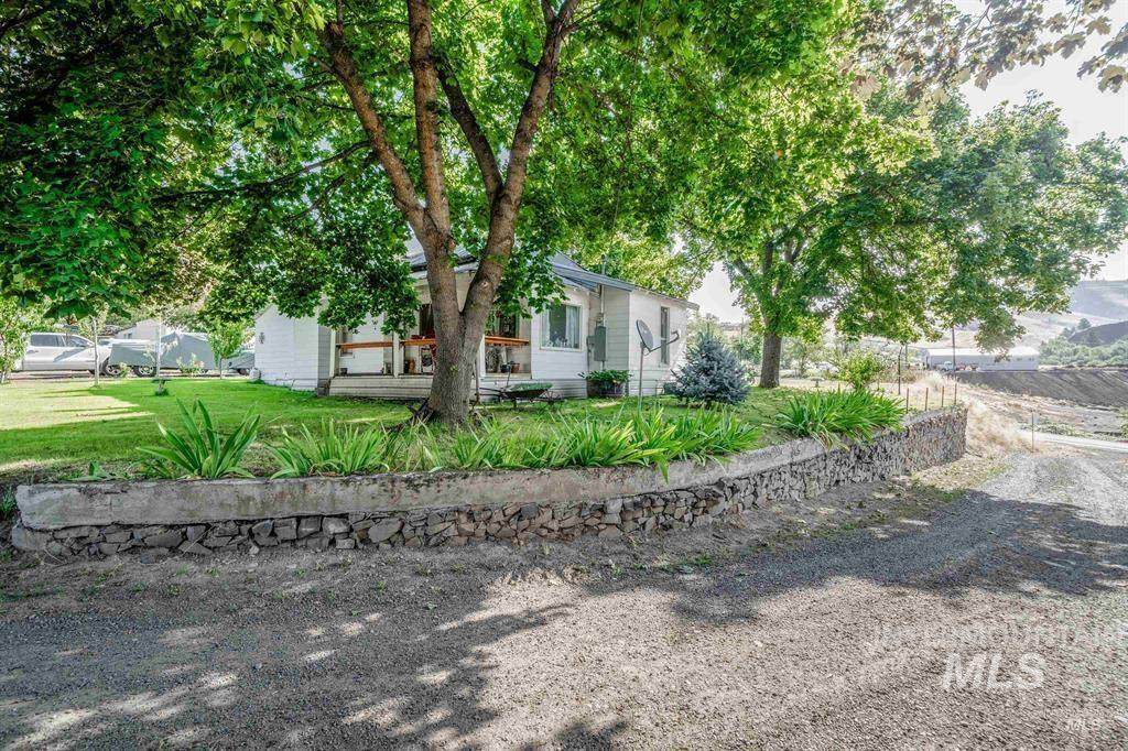 201 Tiffany Ln - Photo 1