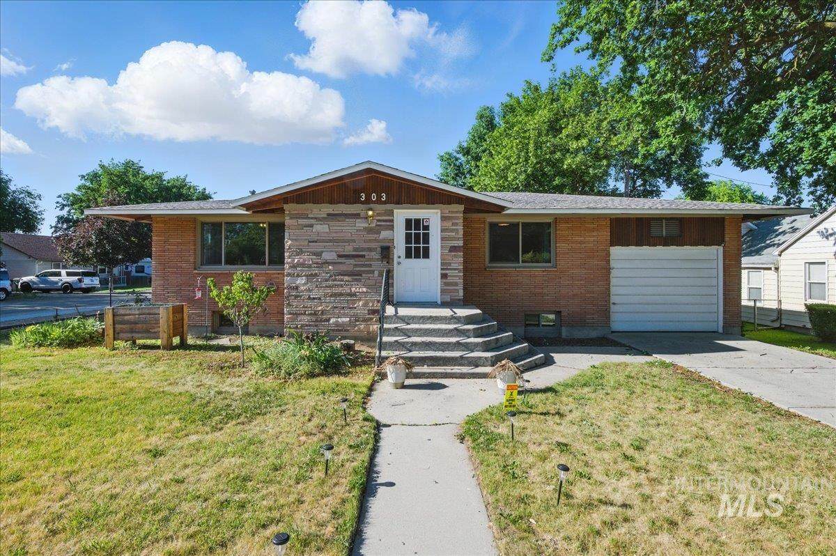 303 Pine Ave - Photo 1
