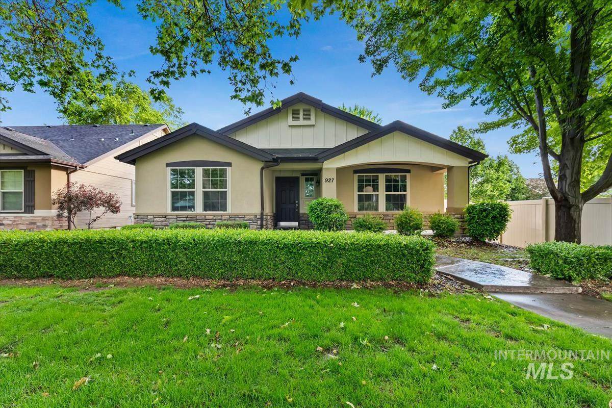 927 Lockhart Ln - Photo 1