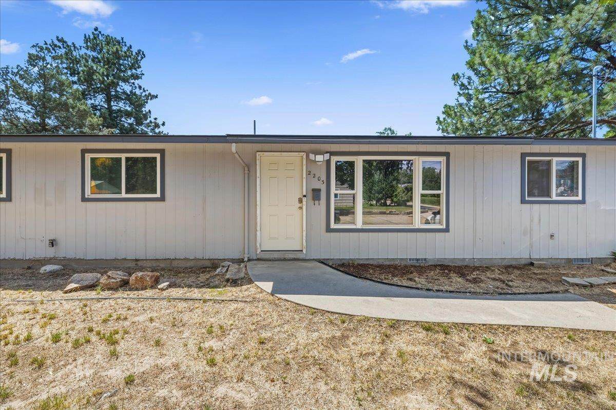 2203 Colorado Ave - Photo 1