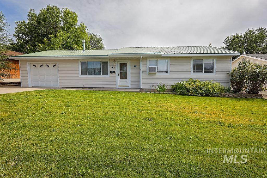 743 20th Ave. E - Photo 1