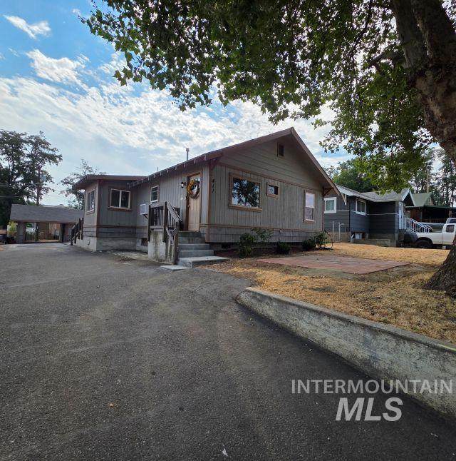 411 29th St - Photo 1