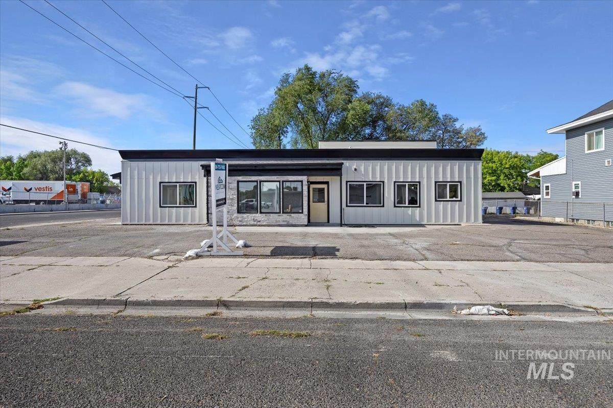 507 Main Ave W - Photo 1