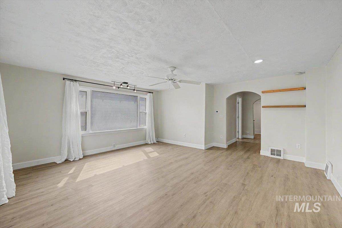 215 Shoshone - Photo 1