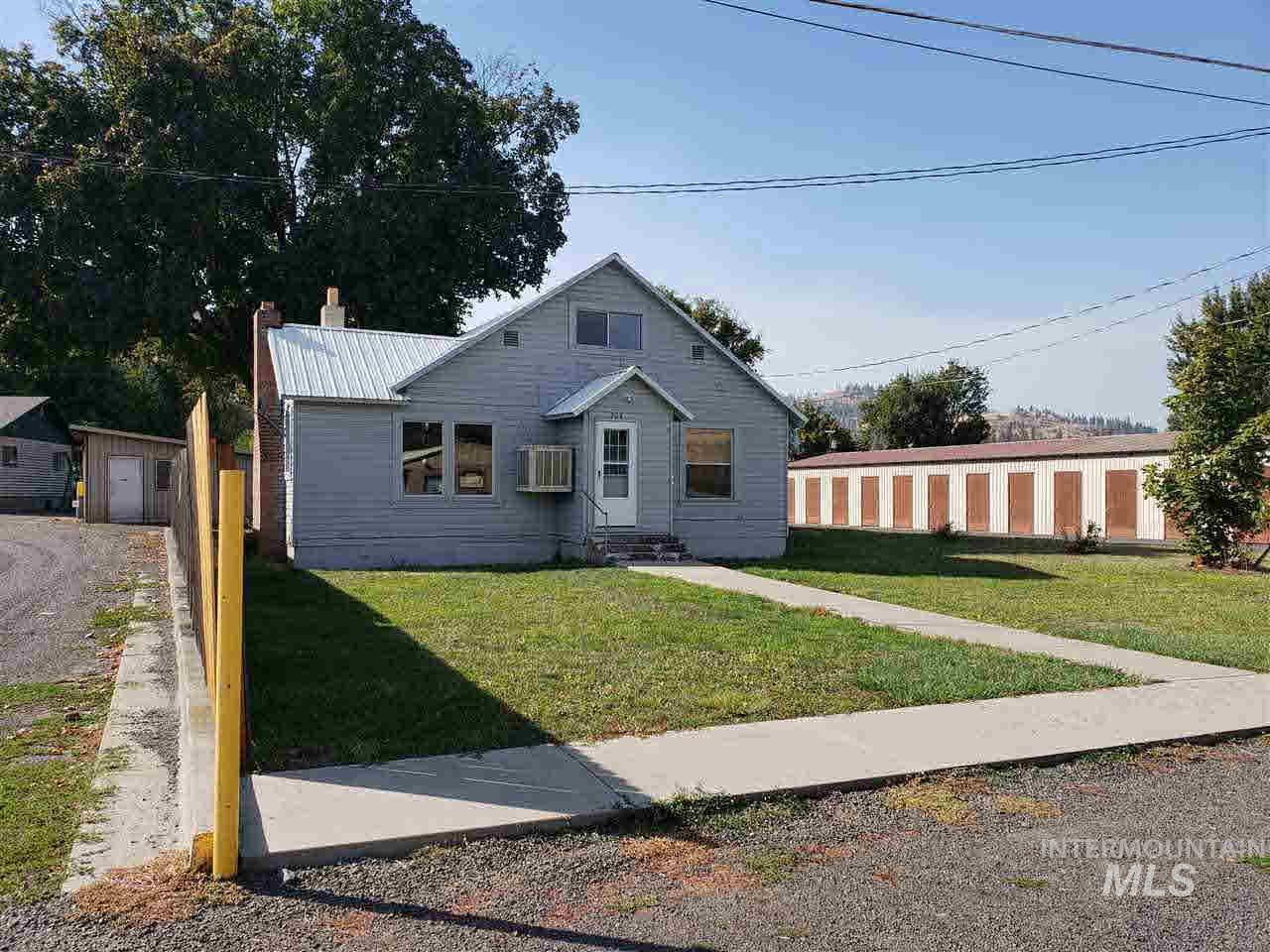 204 Maple Street - Photo 1