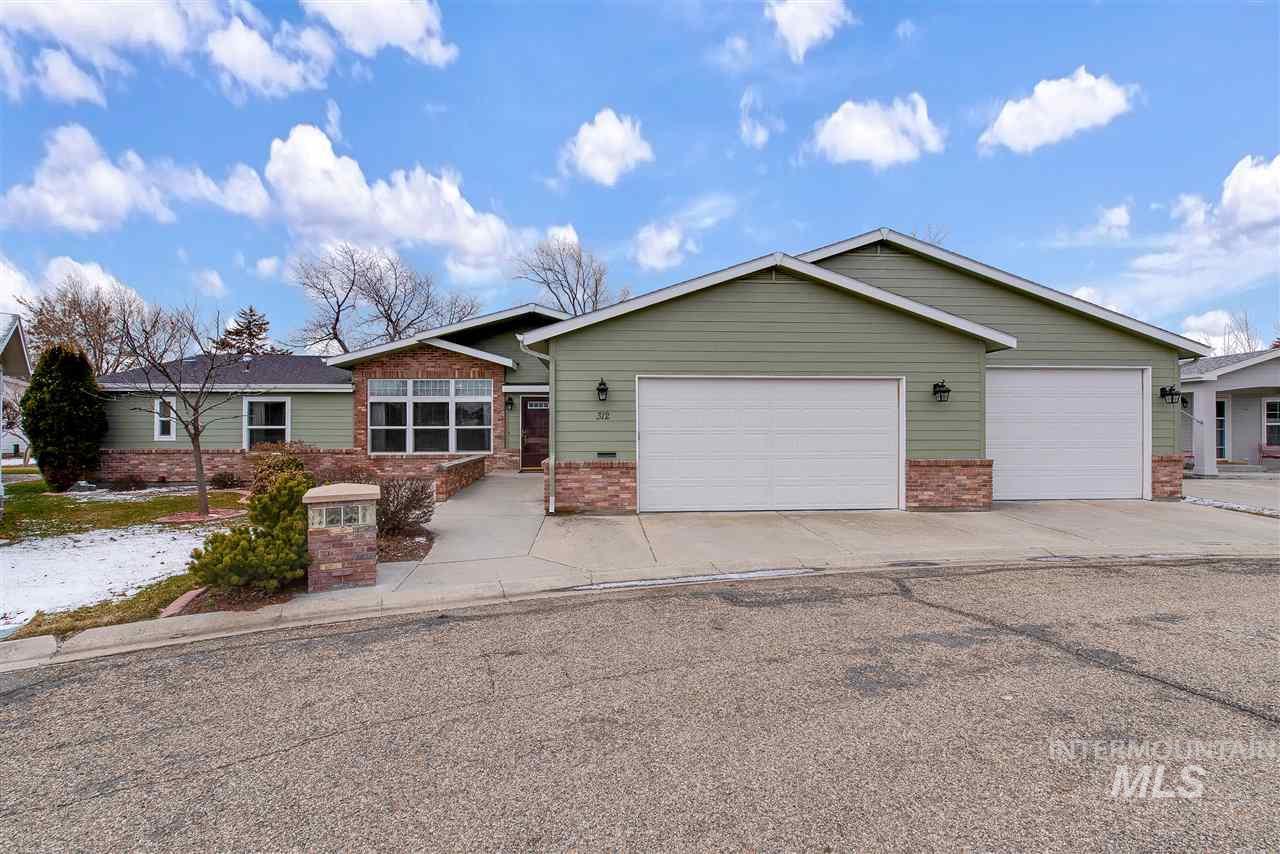 421 Curtis - Photo 1