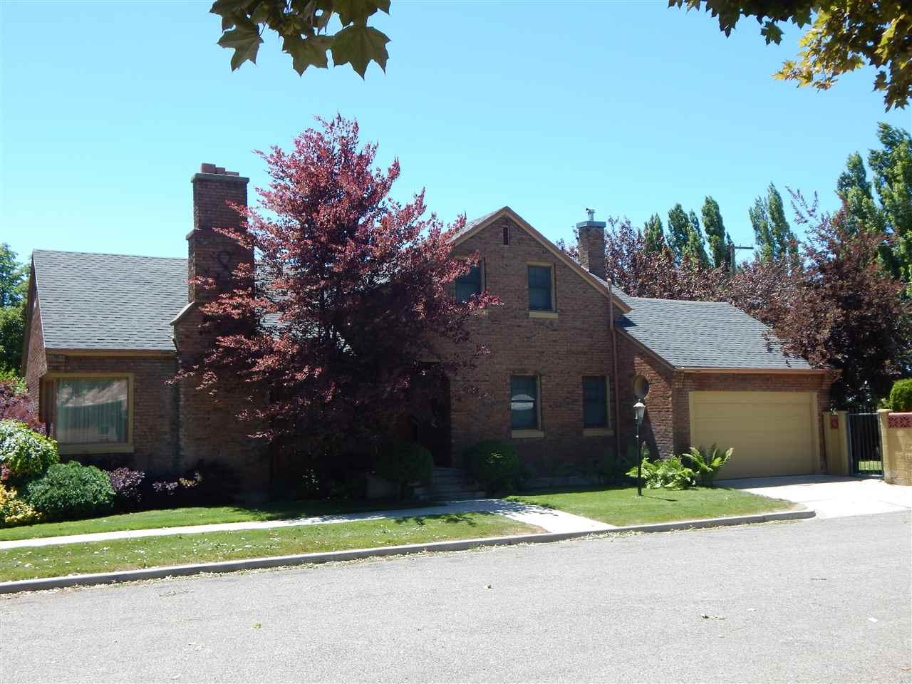 1400 Burton Ave - Photo 1