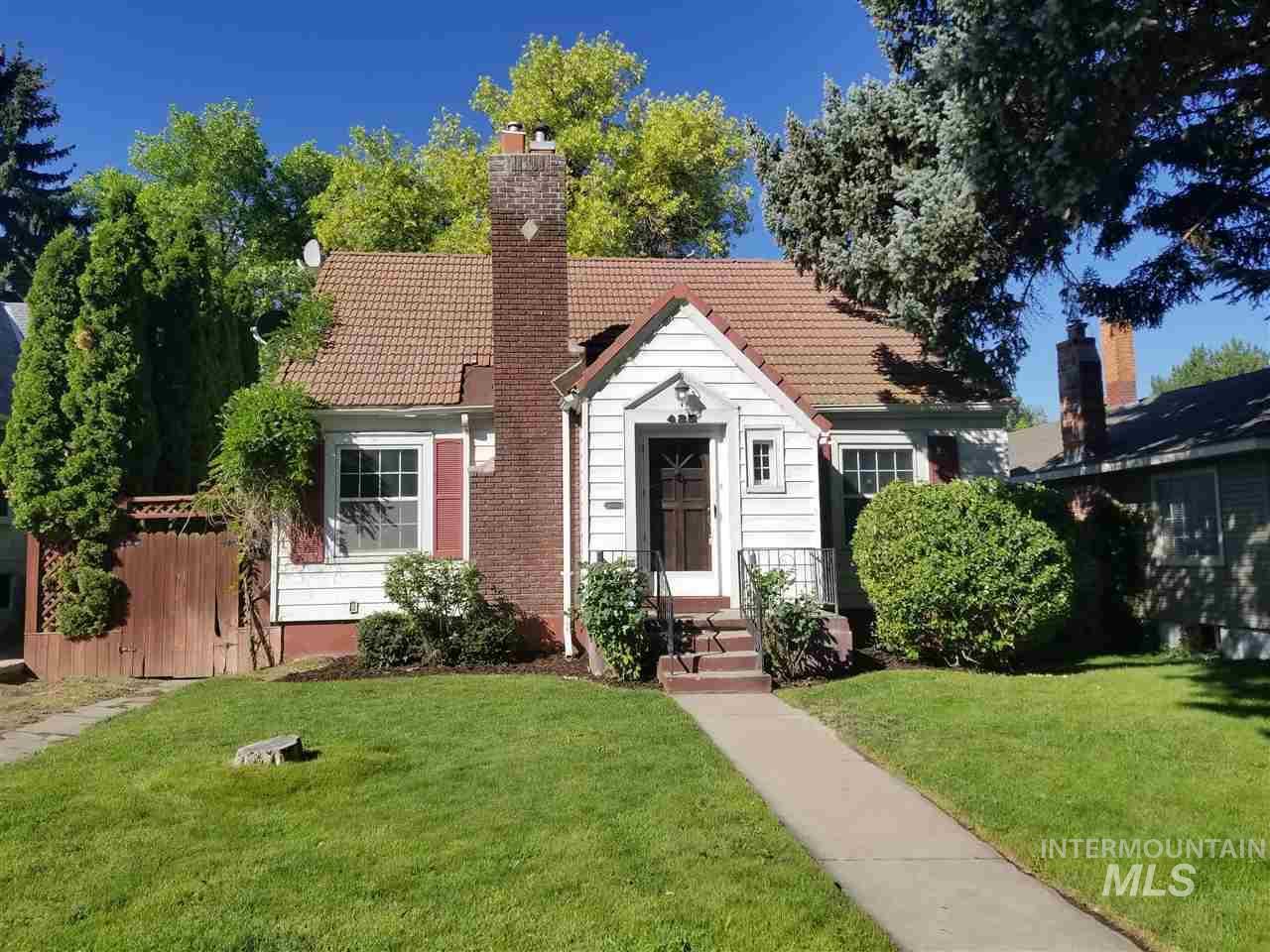 435 8th - Photo 1