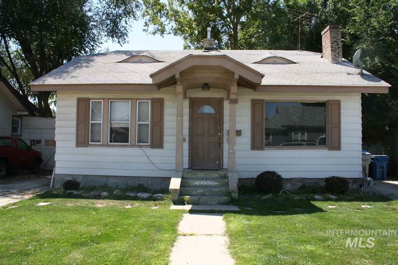 907 7th St So - Photo 1