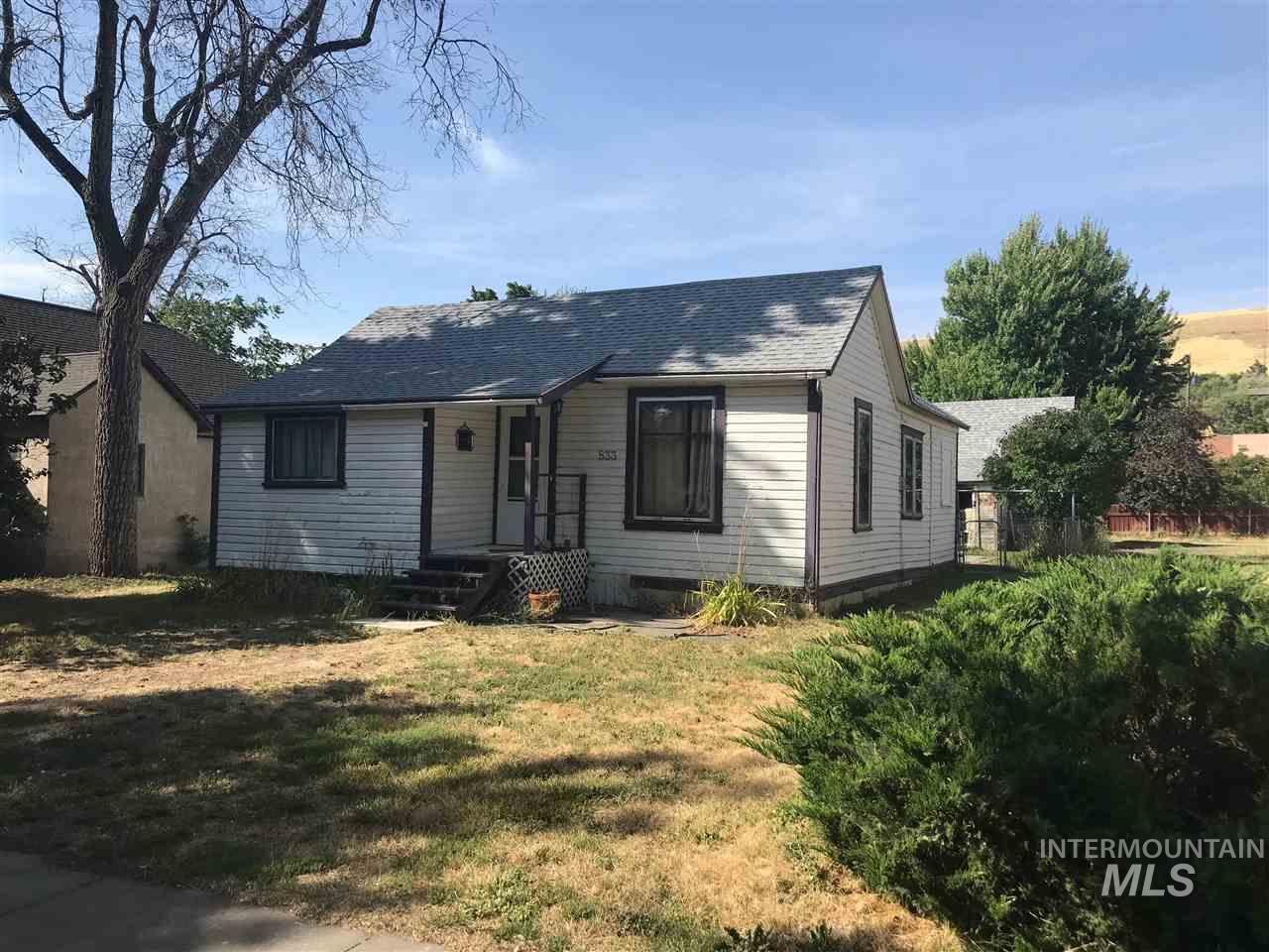 833 Pataha St - Photo 1
