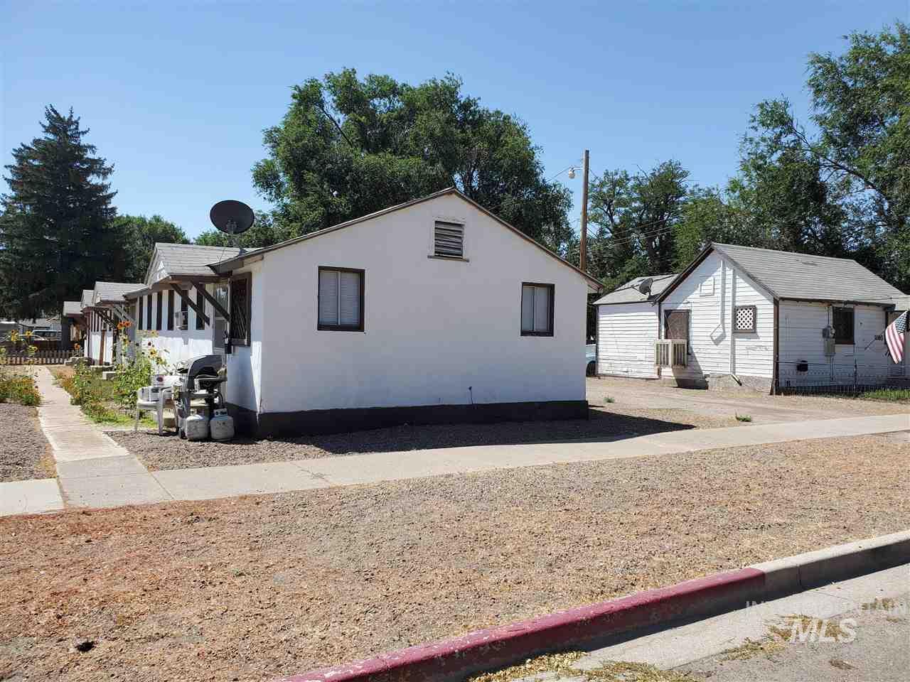 415 11th E - Photo 1