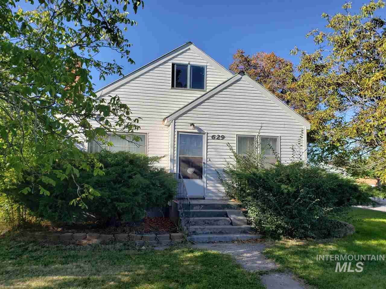 629 11th Ave - Photo 1