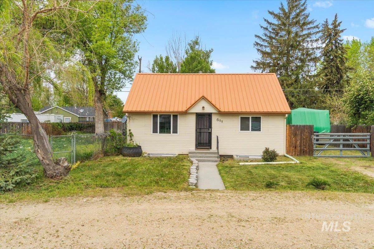 611 18th Ave N - Photo 1