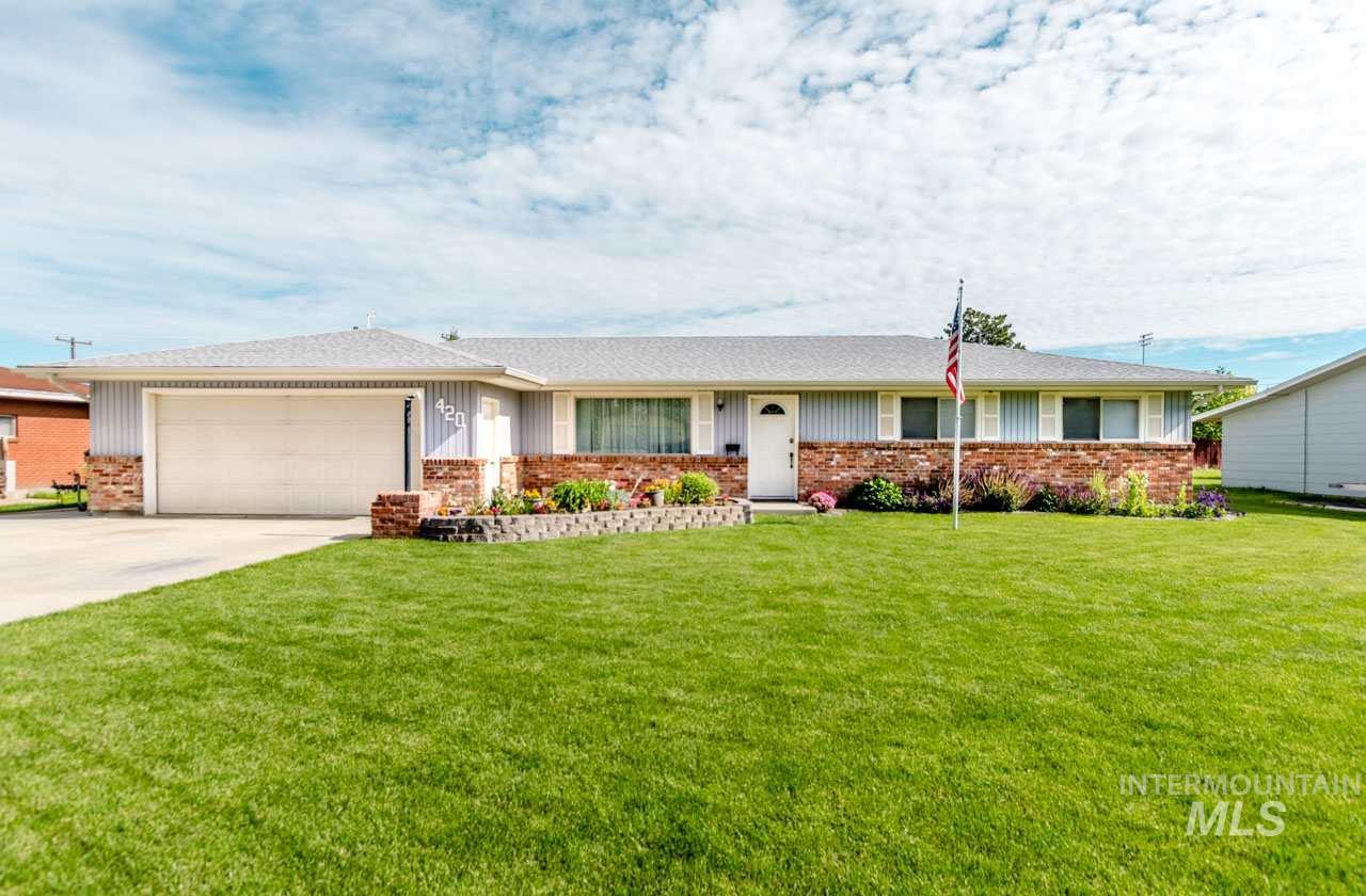 420 Dakota Ave - Photo 1