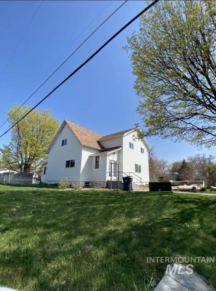 409 1st Street E - Photo 1