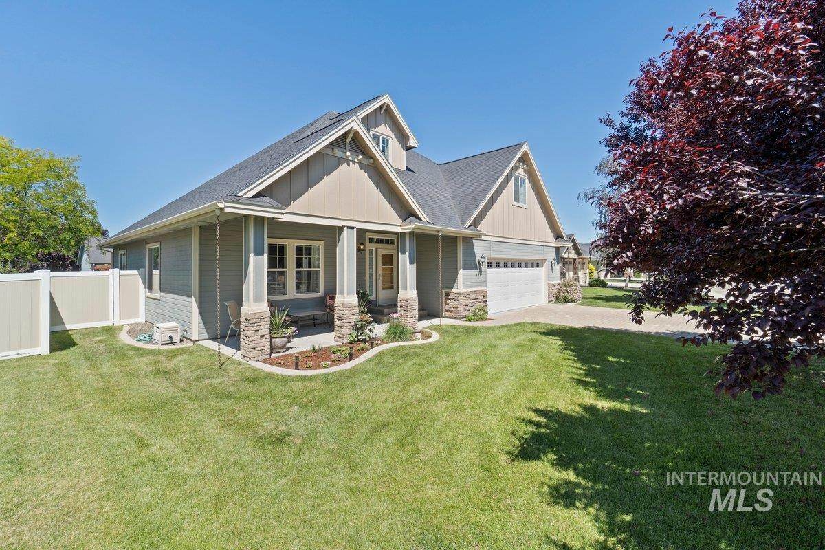303 Crimson Circle East - Photo 1