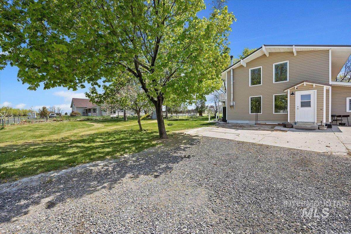 1437 4300 N - Photo 1