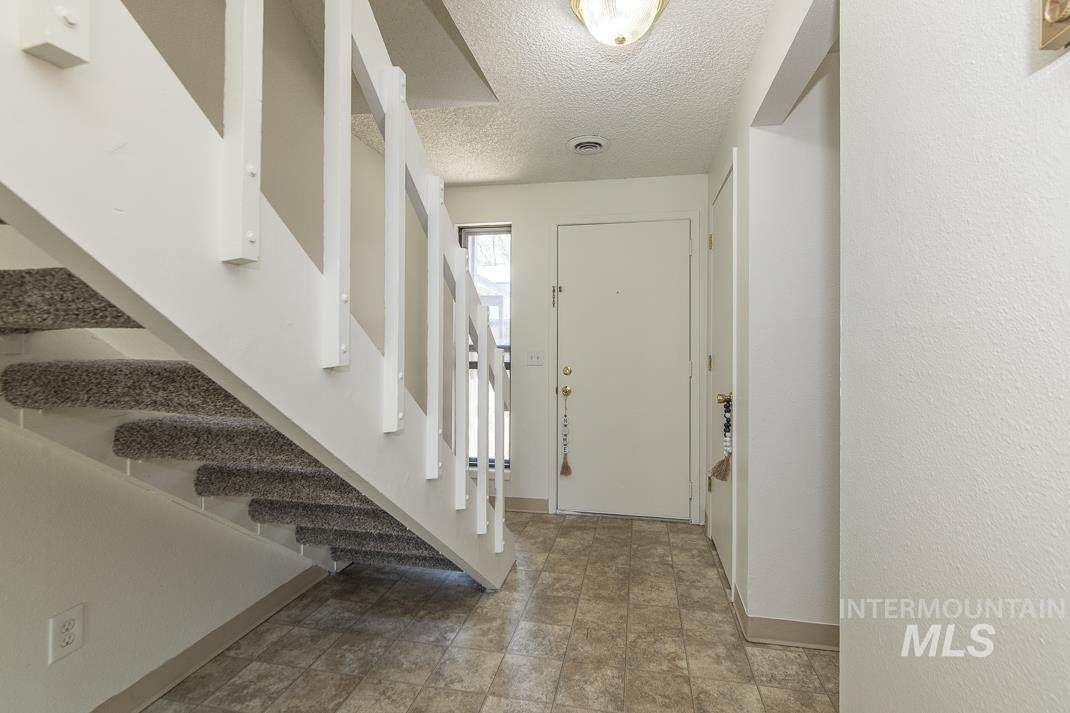 372 Eagle Glen Ln - Photo 1